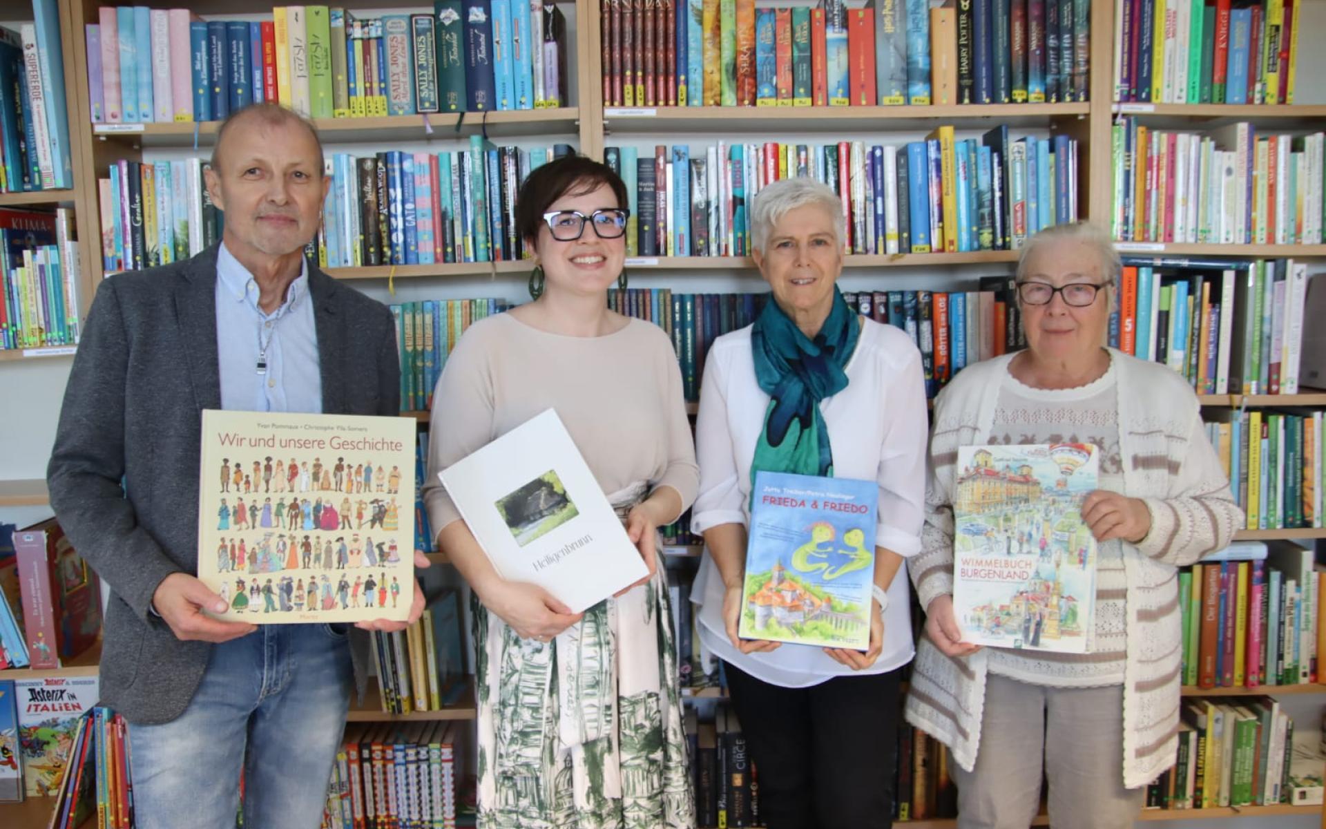 Foto Bgm. mit Büchereileitung und Bibliothekenverband